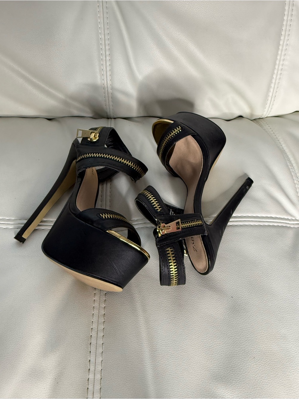 Zigi Soho Black Platform Sandals with Gold Zip Accents - Picture 4 of 9